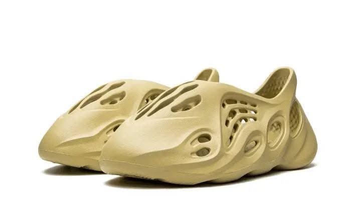 Yeezy Foam RNNR Sulfur - MNR Sneakers