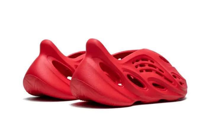 Yeezy Foam RNNR Vermillion - MNR Sneakers