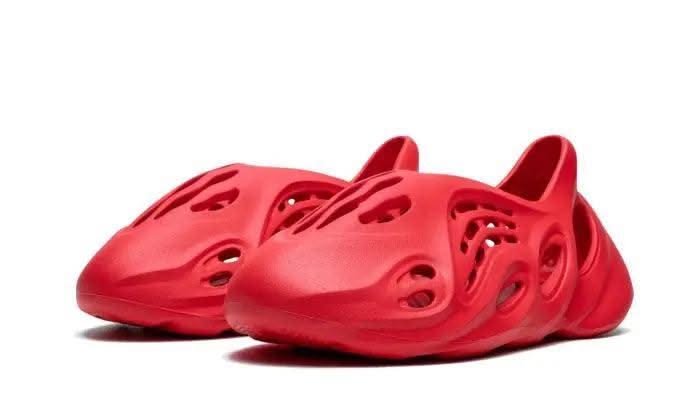 Yeezy Foam RNNR Vermillion - MNR Sneakers
