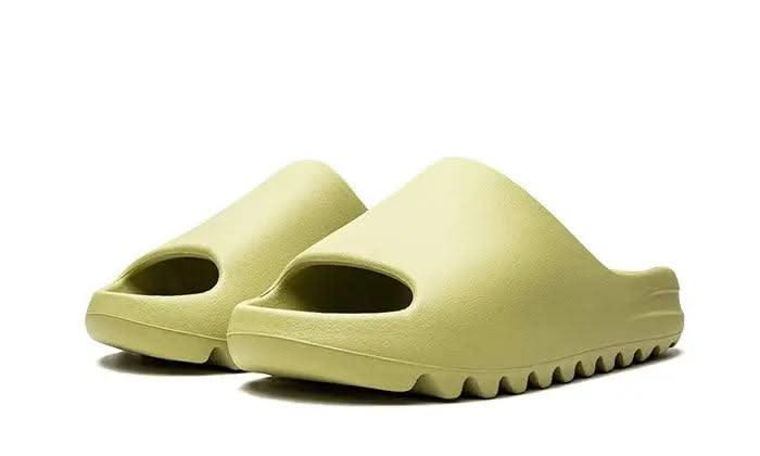 Yeezy Slide Resin (Restock Pair) - MNR Sneakers