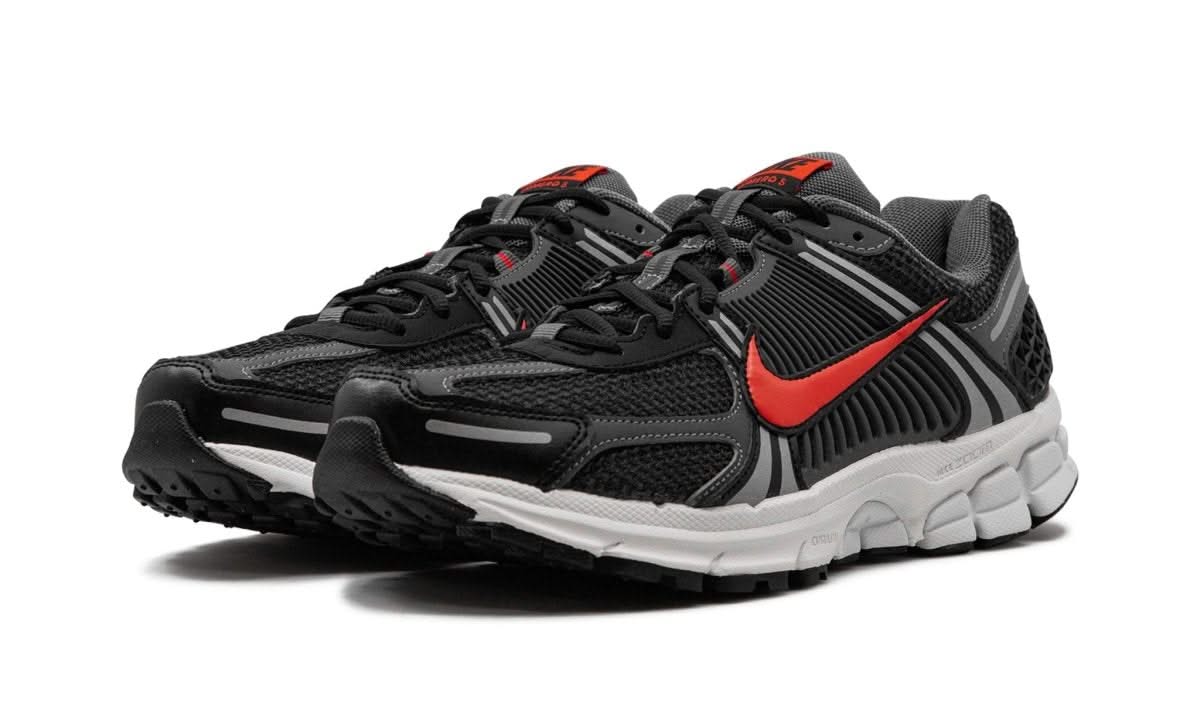 Zoom Vomero 5 Black Picante Red - MNR Sneakers