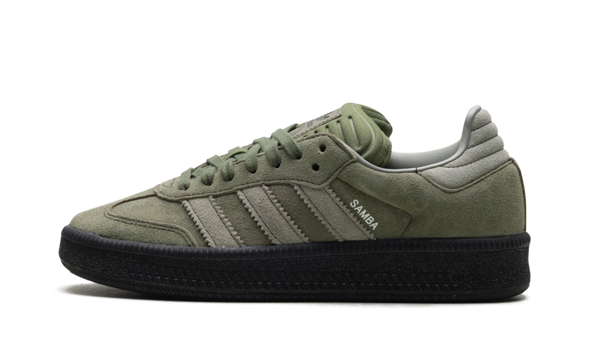 Détail du côté intérieur de la basket Adidas Samba XLG Olive Strata vert et argent.