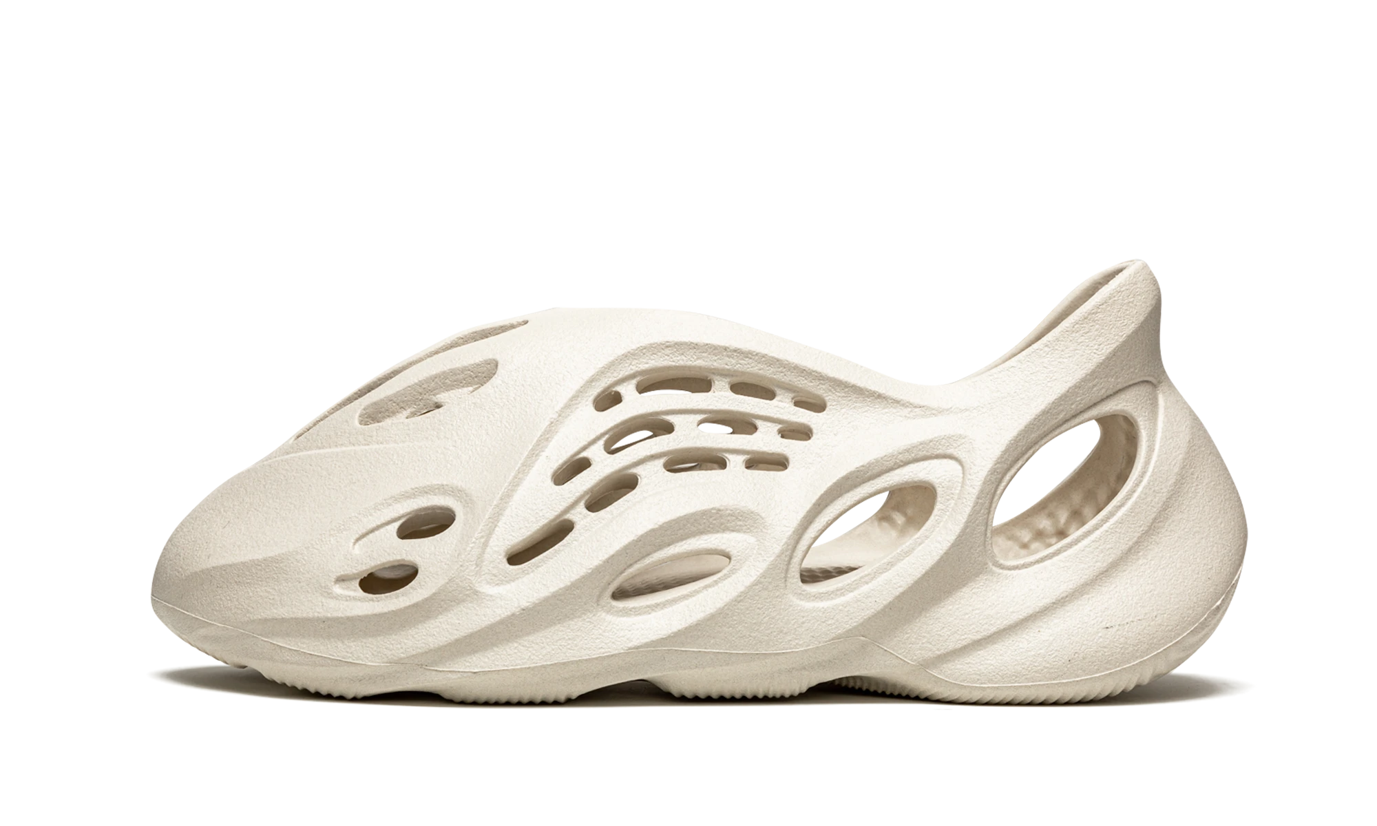 Détail du côté intérieur de la chaussure Adidas Yeezy Foam RNNR Ararat blanc.