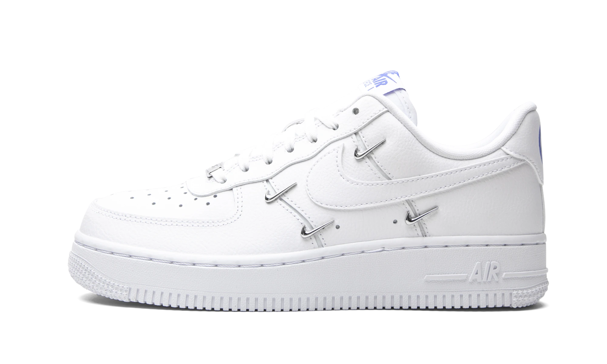Détail du côté intérieur de la basket Nike Air Force 1 LX White blanc, bleu et noir.