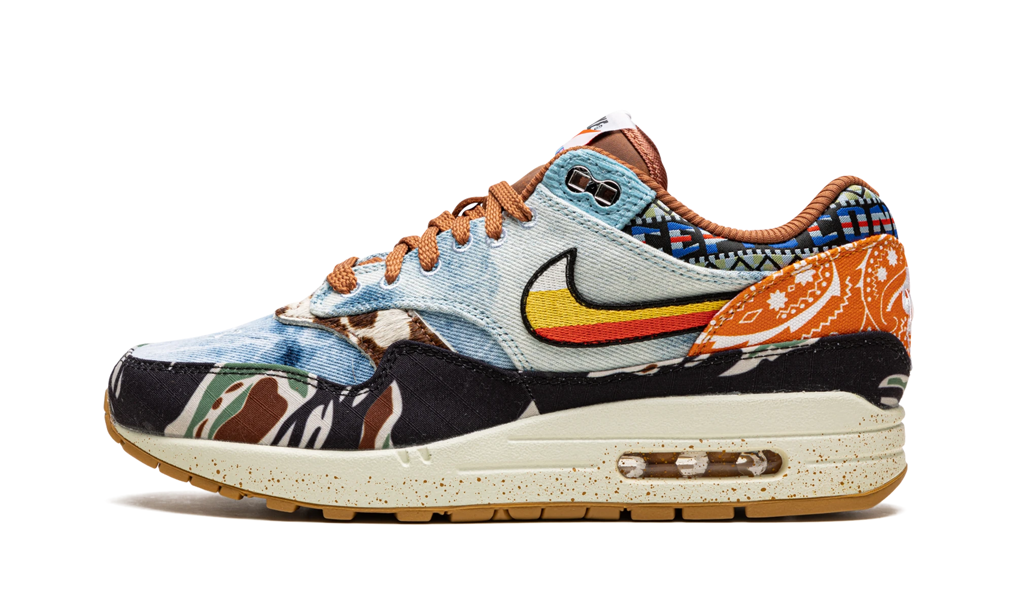 Détail du côté intérieur de la basket Nike Air Max 1 SP Concepts Heavy or, beige et noir.