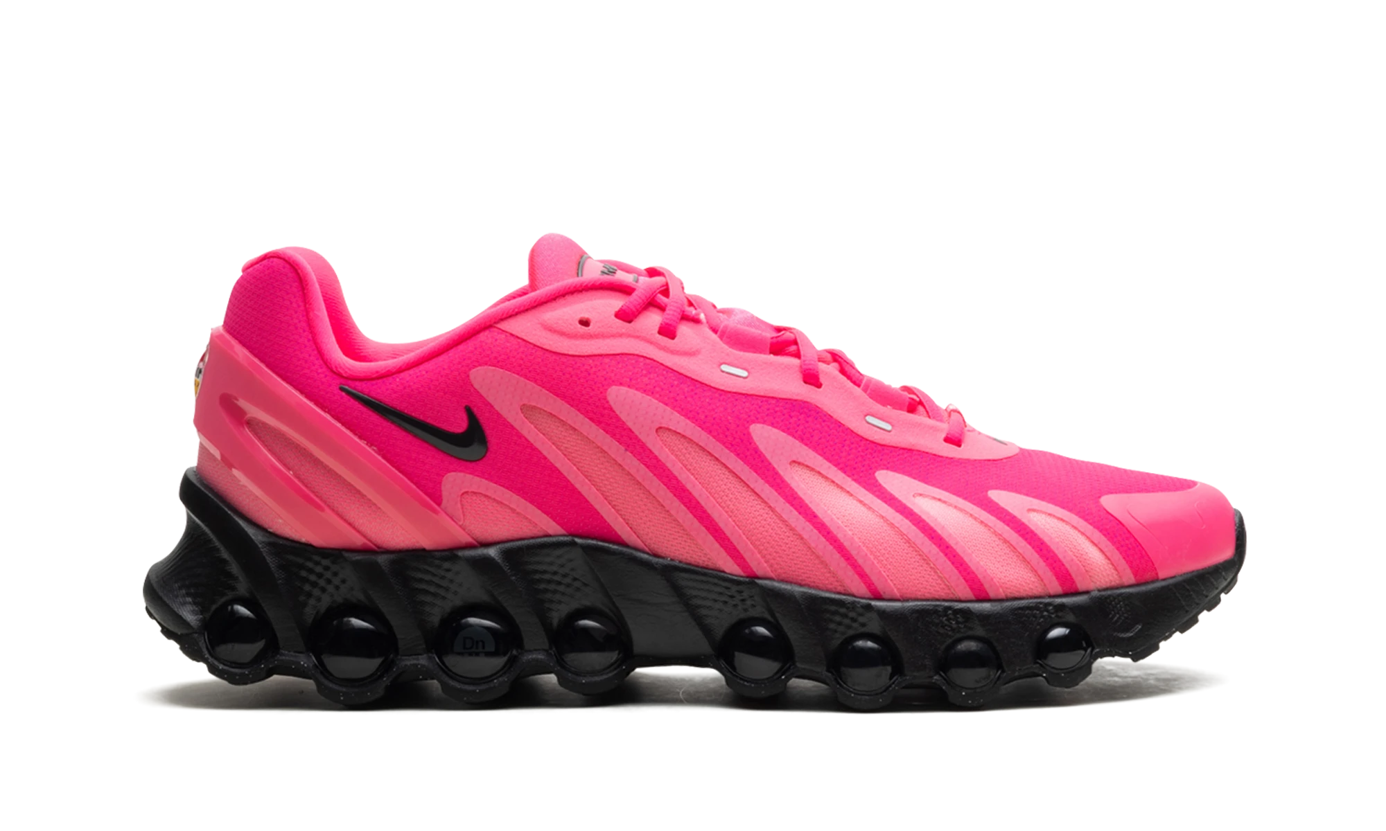 Basket Nike Air Max Dn8 Hyper Pink en cuir rose et noir, disponible en France, Suisse, Belgique et Luxembourg — vue de profil extérieur.