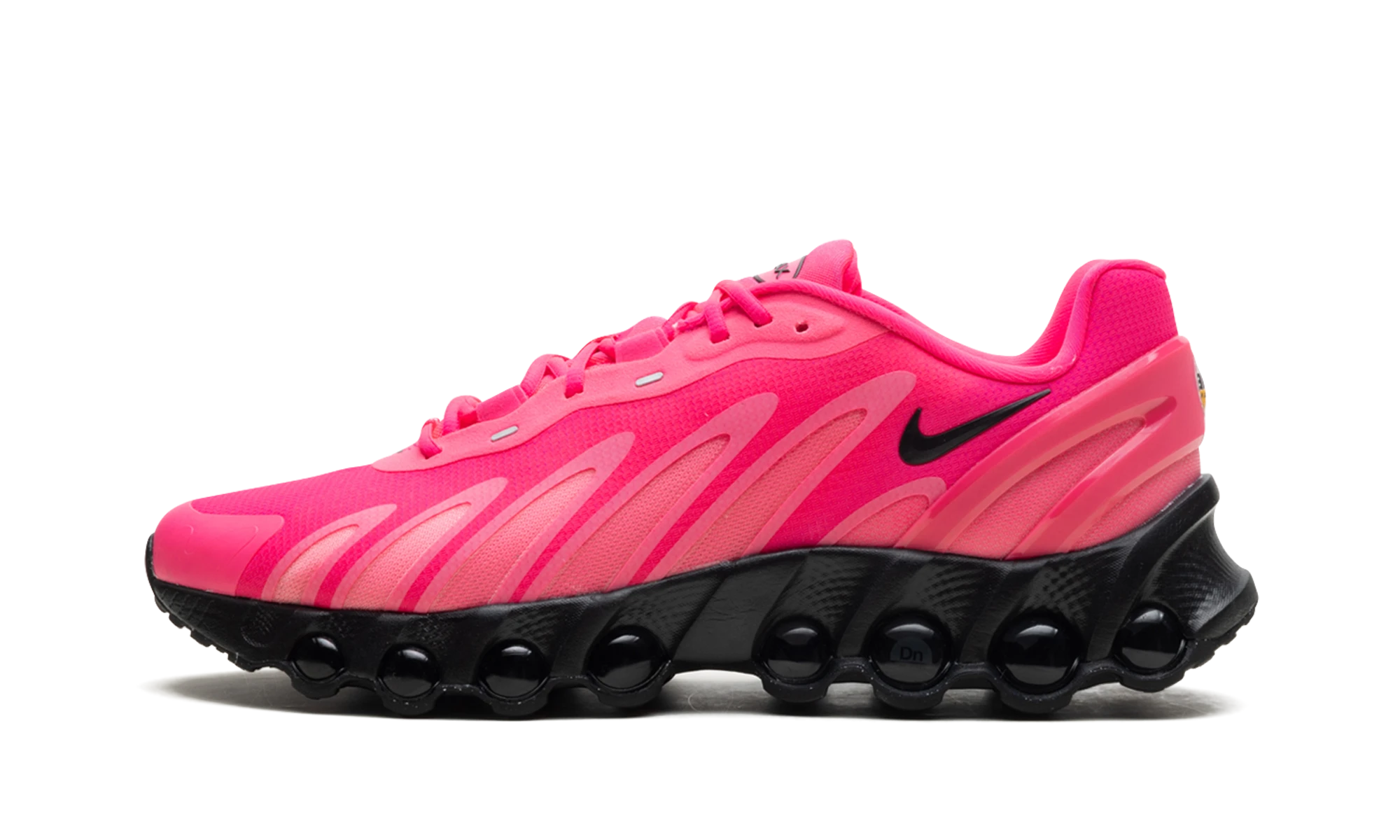 Détail du côté intérieur de la basket Nike Air Max Dn8 Hyper Pink rose et noir.