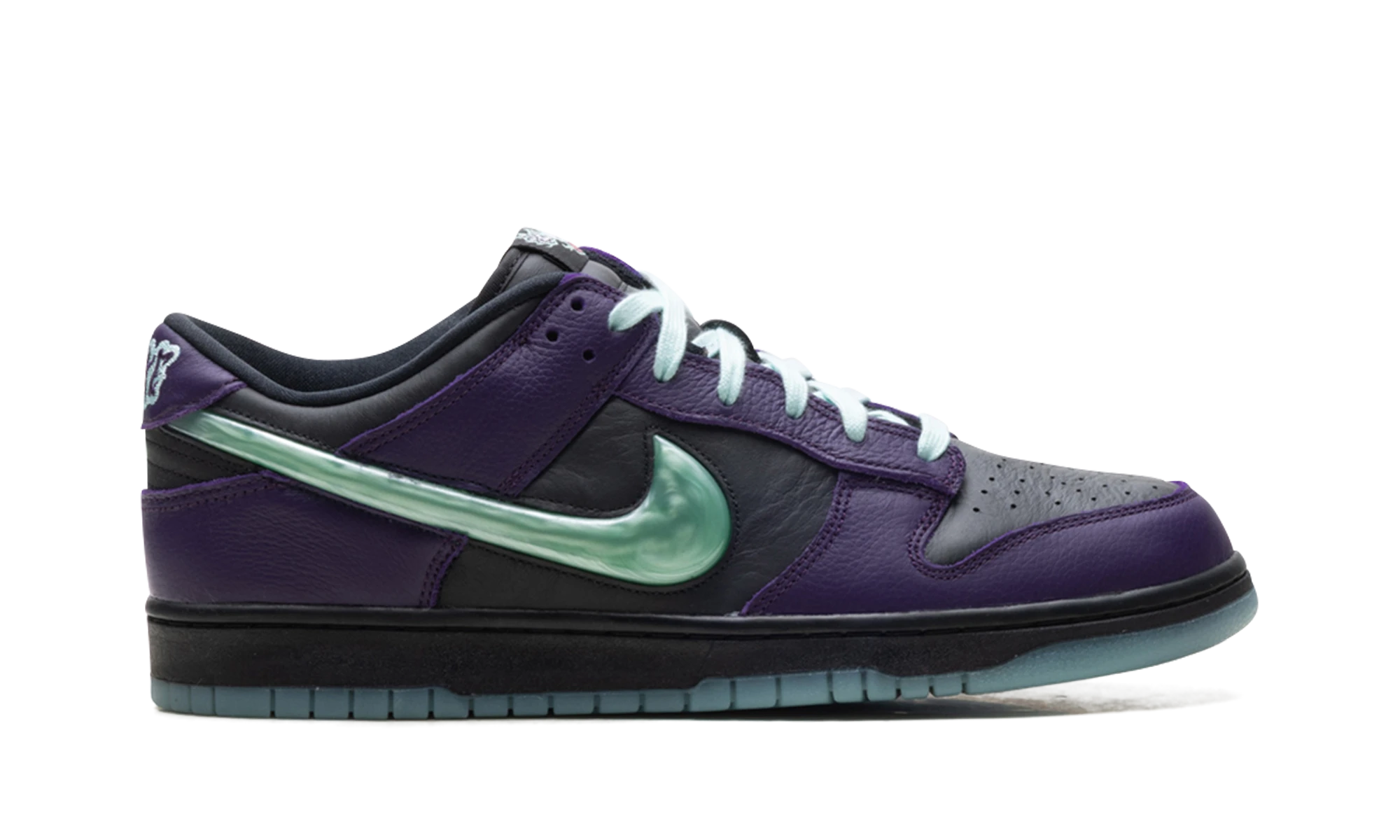 Basket Nike Dunk Low LTD Wizard en toile noir, bleu et violet, disponible en France, Suisse, Belgique et Luxembourg — vue de profil extérieur.