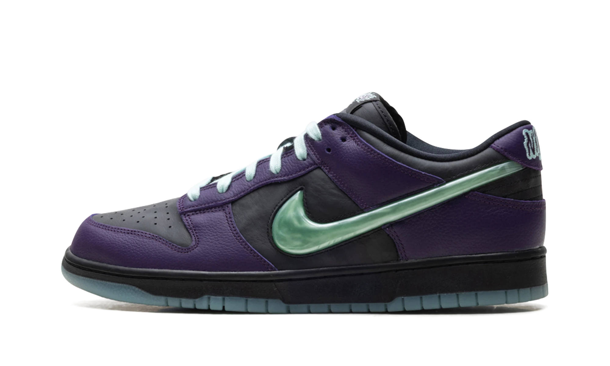 Détail du côté intérieur de la basket Nike Dunk Low LTD Wizard noir, bleu et violet.