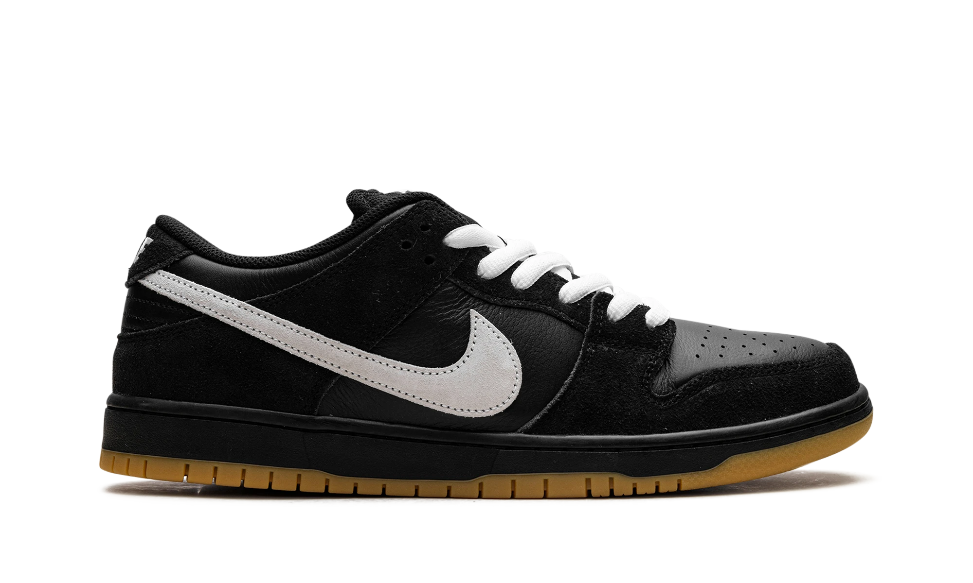 Basket Nike Dunk Low Pro SB Black White Gum en cuir noir, blanc et marron, disponible en France, Suisse, Belgique et Luxembourg — vue de profil extérieur.
