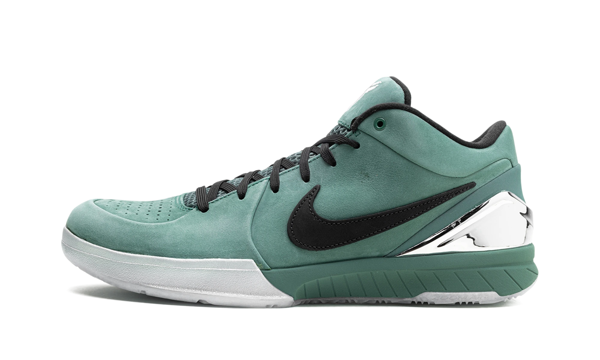 Détail du côté intérieur de la basket Nike Kobe 4 Protro Dad noir et argent.