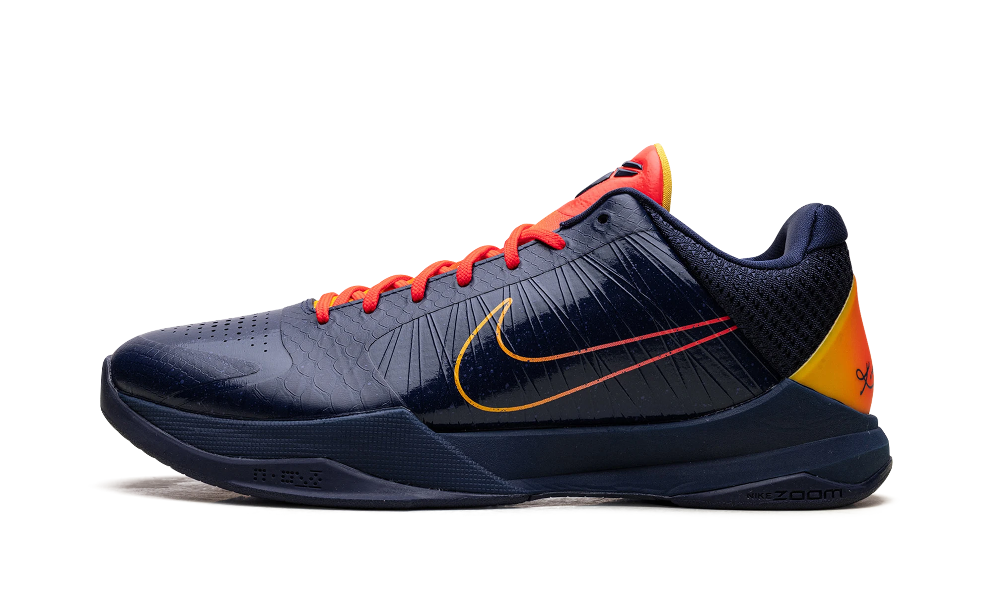 Détail du côté intérieur de la basket Nike Kobe 5 Protro Caitlin Clark Indiana Fever bleu et rouge.