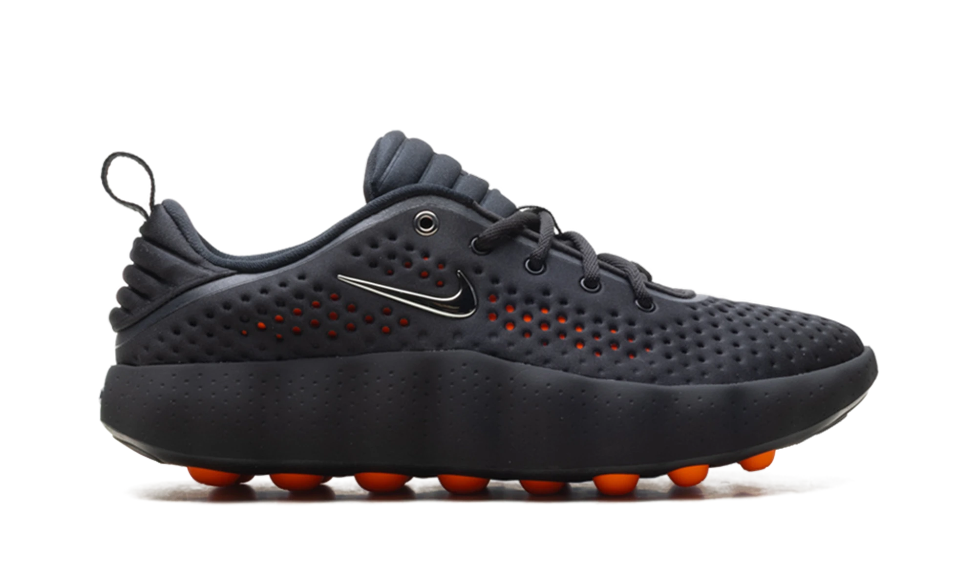 Basket Nike Mind 002 Black Chrome en cuir noir et rouge, disponible en France, Suisse, Belgique et Luxembourg — vue de profil extérieur.