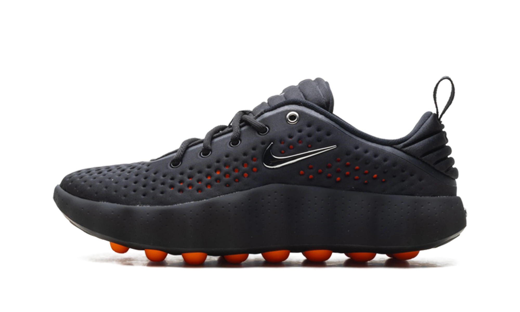 Détail du côté intérieur de la basket Nike Mind 002 Black Chrome noir et rouge.