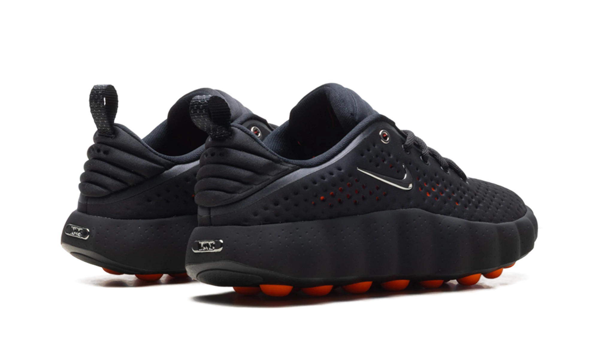 Vue arrière des talons de la Nike Mind 002 Black Chrome.