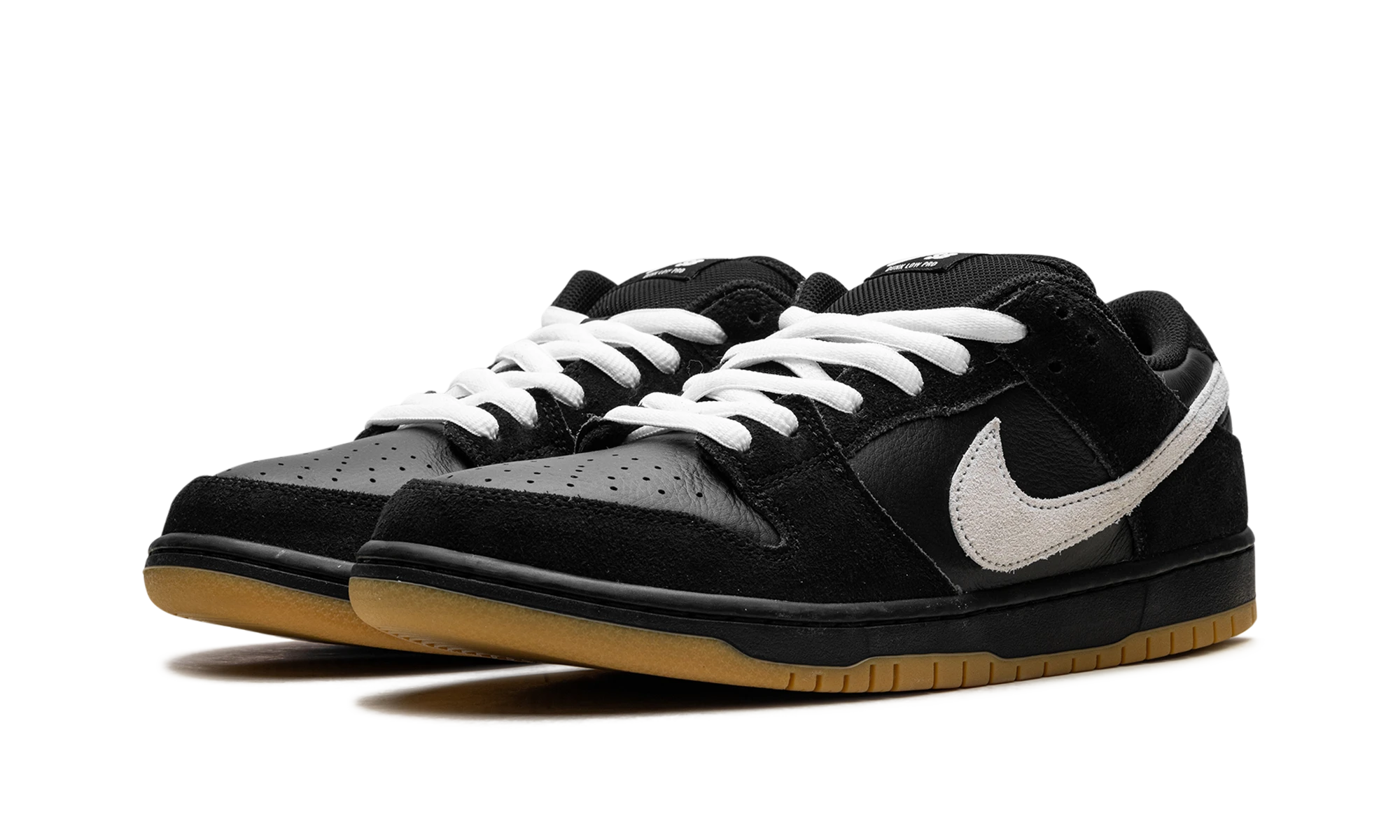 Paire de sneakers Nike Dunk Low Pro SB Black White Gum neuve et authentique avec boîte d'origine.
