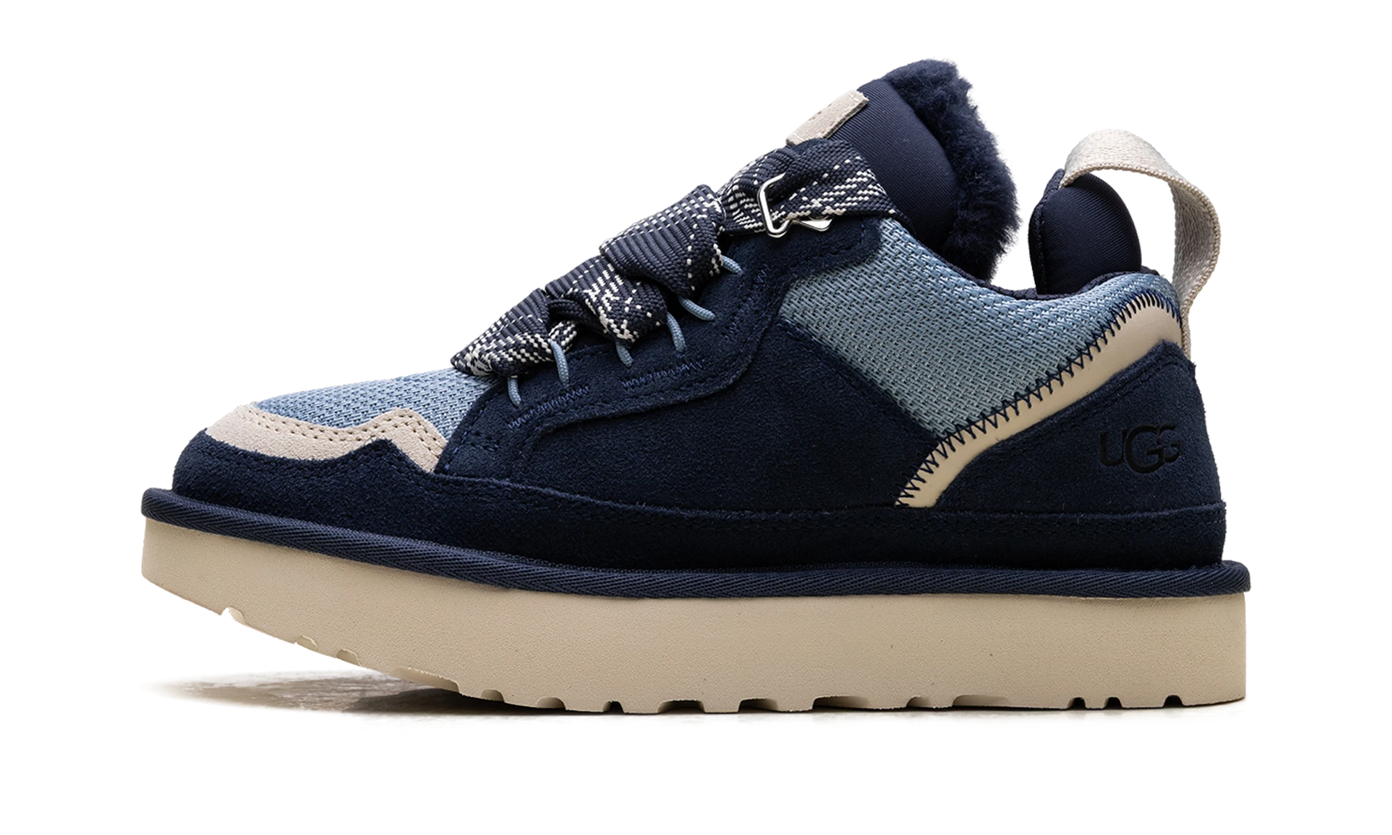 Détail du côté intérieur de la basket UGG Lowmel Dark Indigo Sea Salt noir, bleu et blanc.