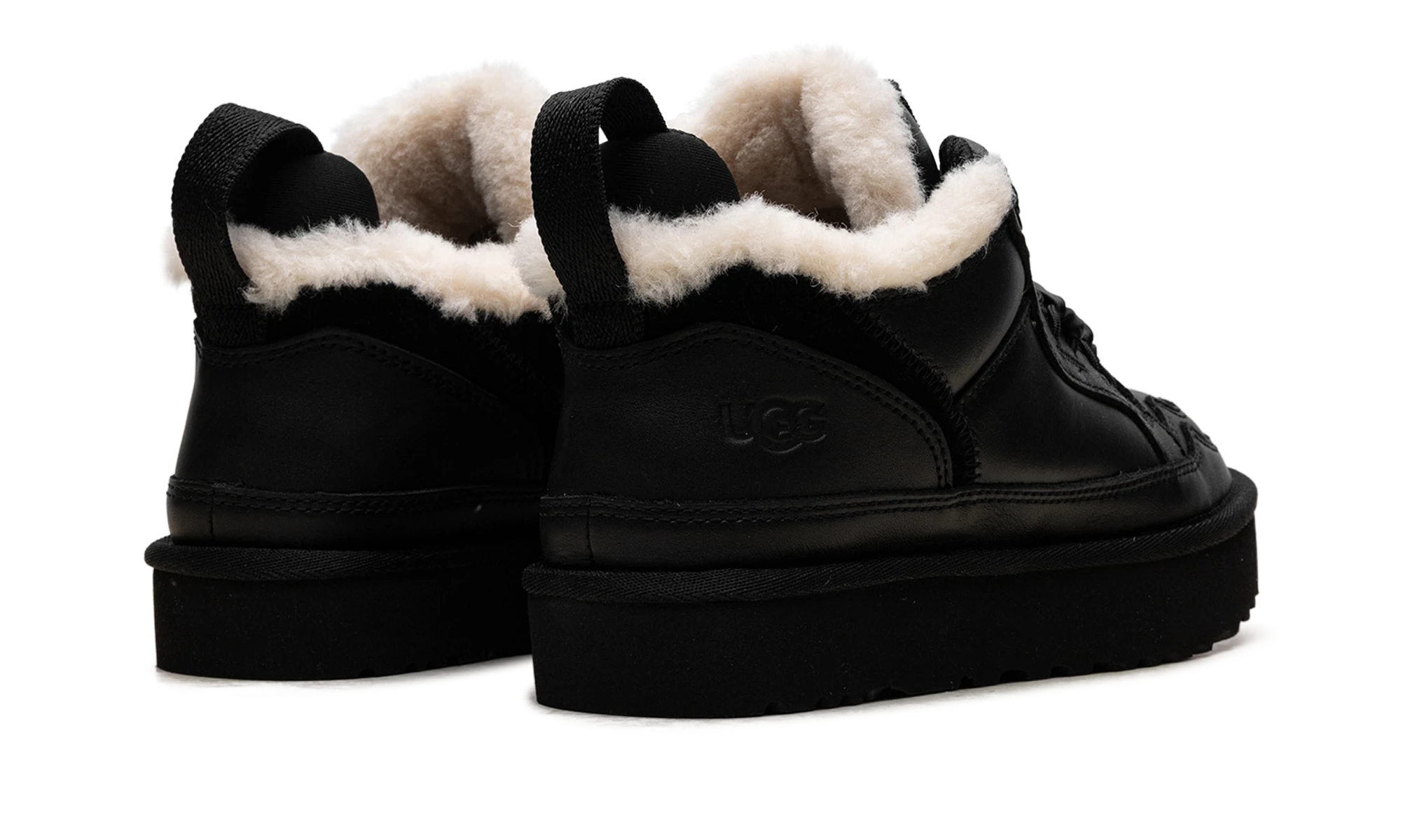 Vue arrière des talons de la UGG Lowmel Leather Black.