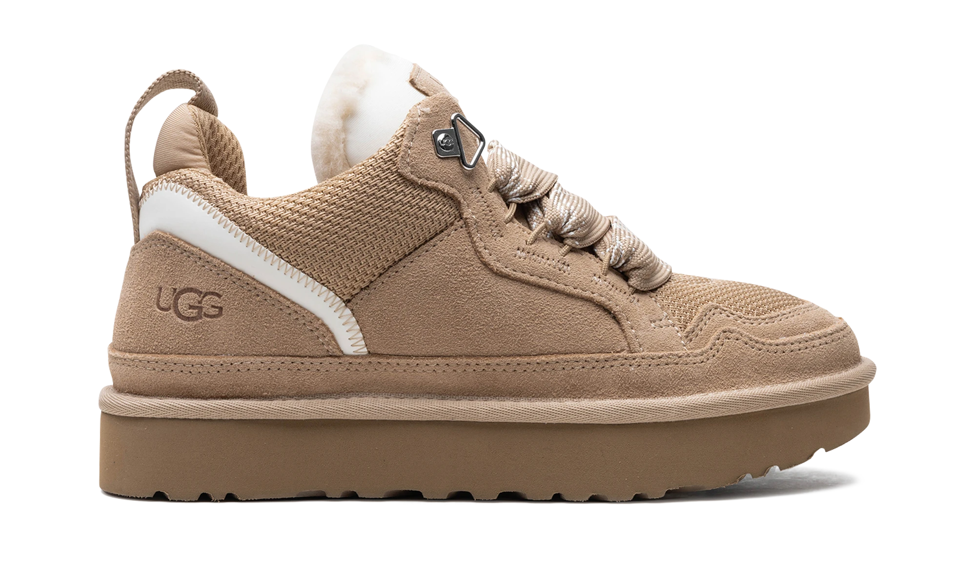 Basket UGG Lowmel Sand en daim beige, disponible en France, Suisse, Belgique et Luxembourg — vue de profil extérieur.