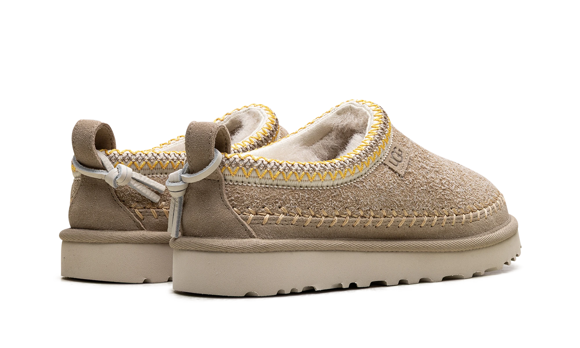 Vue arrière des talons de la UGG Tasman Biarritz Slipper Mustard Seed.