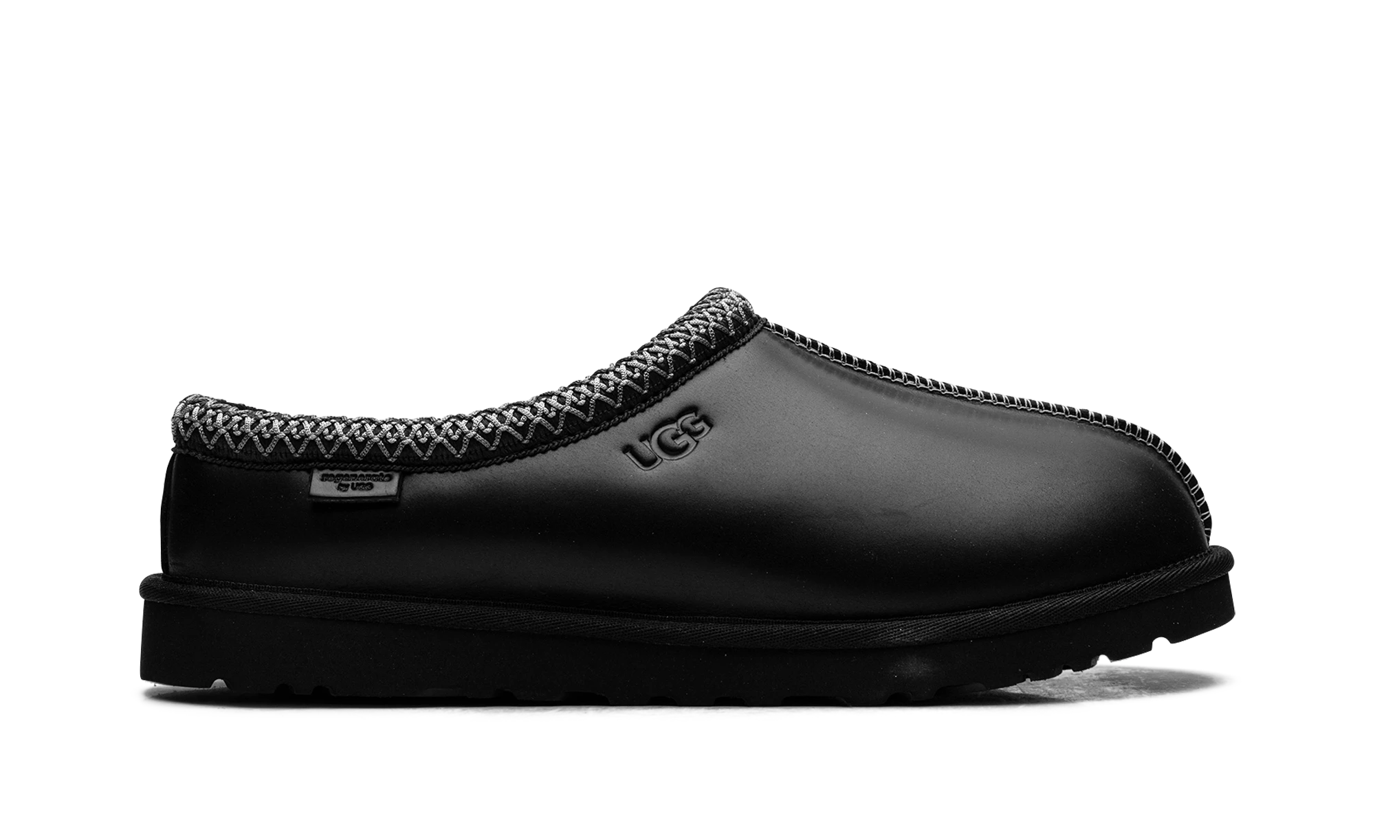 Pantoufle UGG Tasman LTHR Regen Slipper Black en cuir noir, disponible en France, Suisse, Belgique et Luxembourg — vue de profil extérieur.