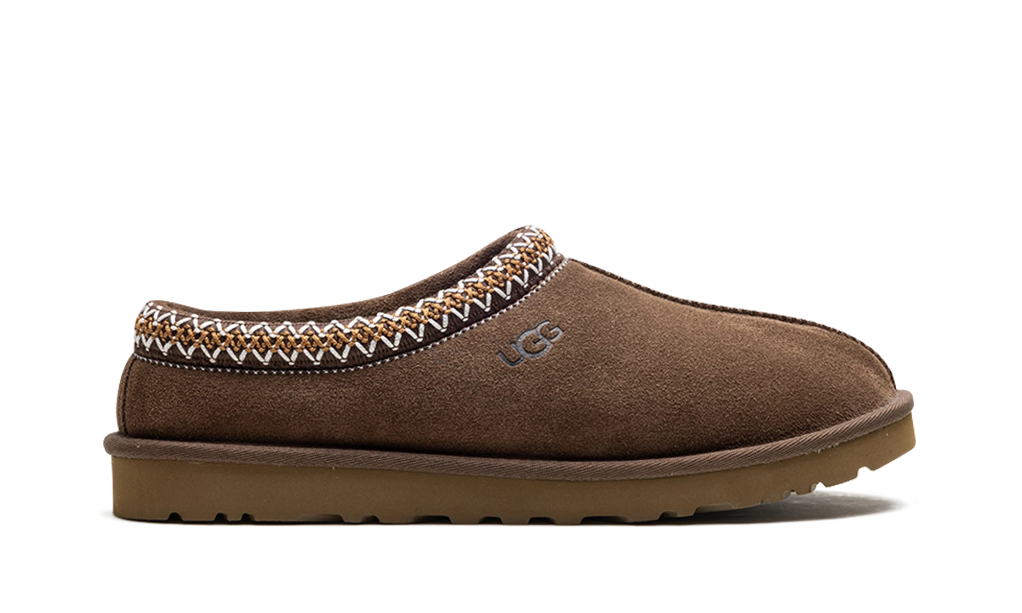 Pantoufle UGG Tasman Slipper Chocolate en daim marron, disponible en France, Suisse, Belgique et Luxembourg — vue de profil extérieur.