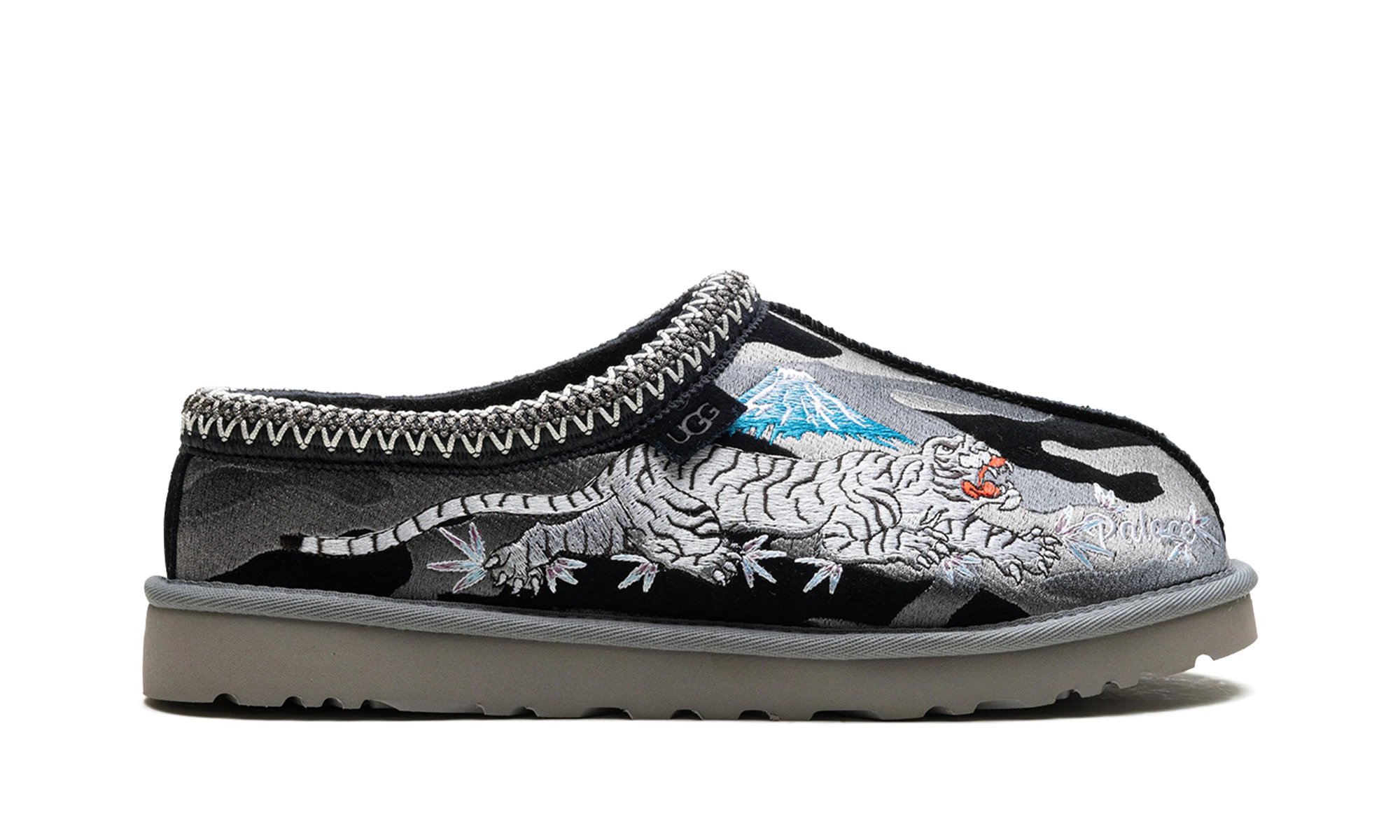 Pantoufle UGG Tasman Slipper Palace Black Camo en daim noir, disponible en France, Suisse, Belgique et Luxembourg — vue de profil extérieur.