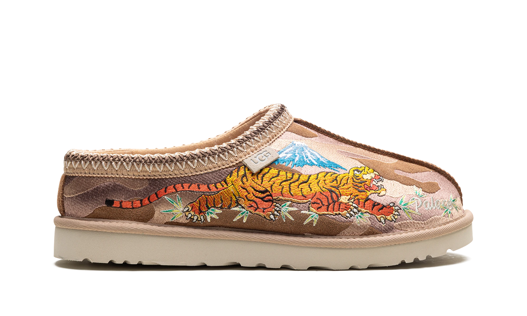 Pantoufle UGG Tasman Slipper Palace Chestnut Camo en daim marron, disponible en France, Suisse, Belgique et Luxembourg — vue de profil extérieur.