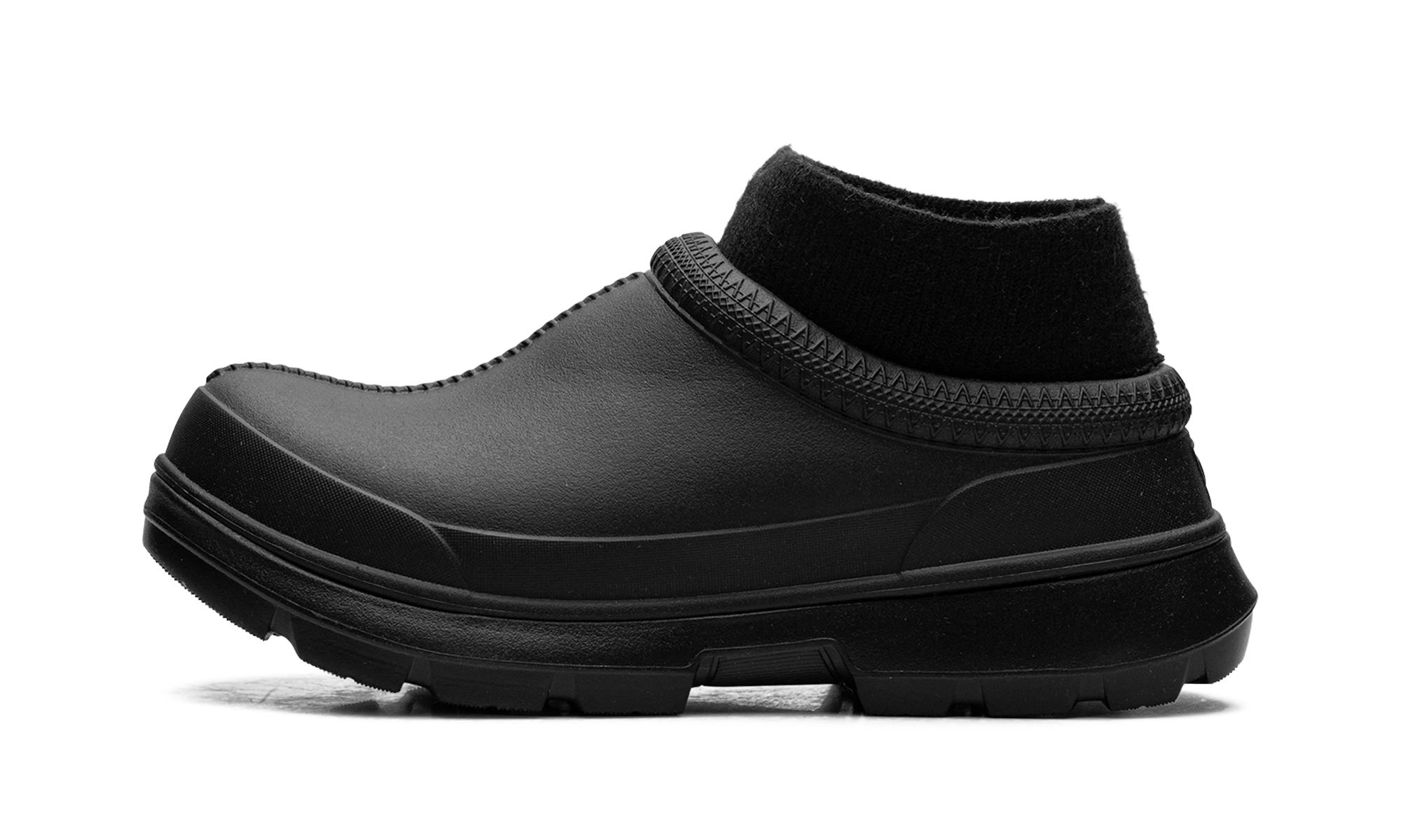 Détail du côté intérieur de la pantoufle UGG Tasman X Slipper Black noir.