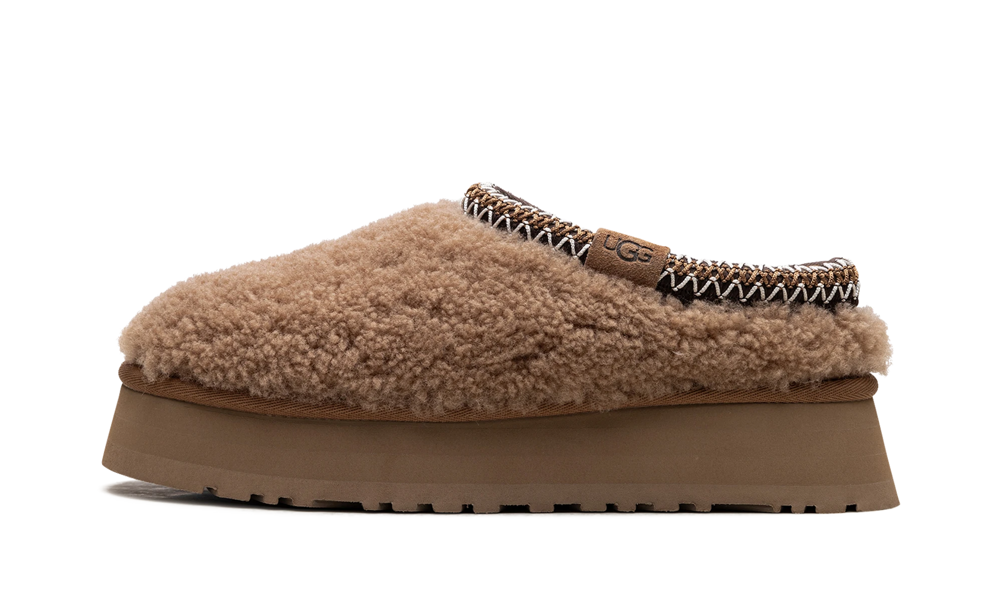 Détail du côté intérieur de la pantoufle UGG Tazz Slipper Maxi Curly Chestnut marron.