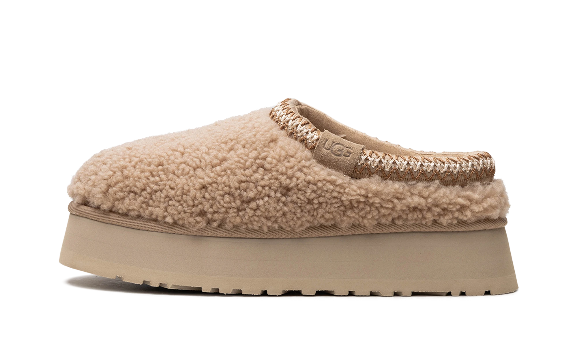Détail du côté intérieur de la pantoufle UGG Tazz Slipper Maxi Curly Sand beige.